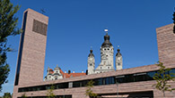 Illusttration: Kirche, im Hintergrund Rathaus Leipzig