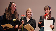 Foto der Preisträgerinnen AIV-Schinkel-Wettbewerb 2024 vor ihren Plänen