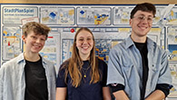 Foto der Preistr&auml;gerinnen Sonderpreis St&auml;dtebau vor ihren Pl&auml;nen